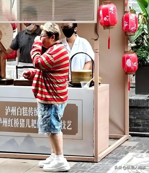 韓紅低調逛地攤被偶遇，休閑打扮引網友熱議